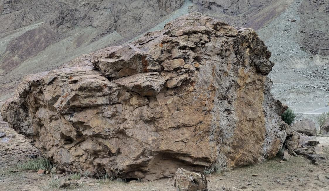 undefined Boulder  in Suru Valley — photograph from the original guidebook