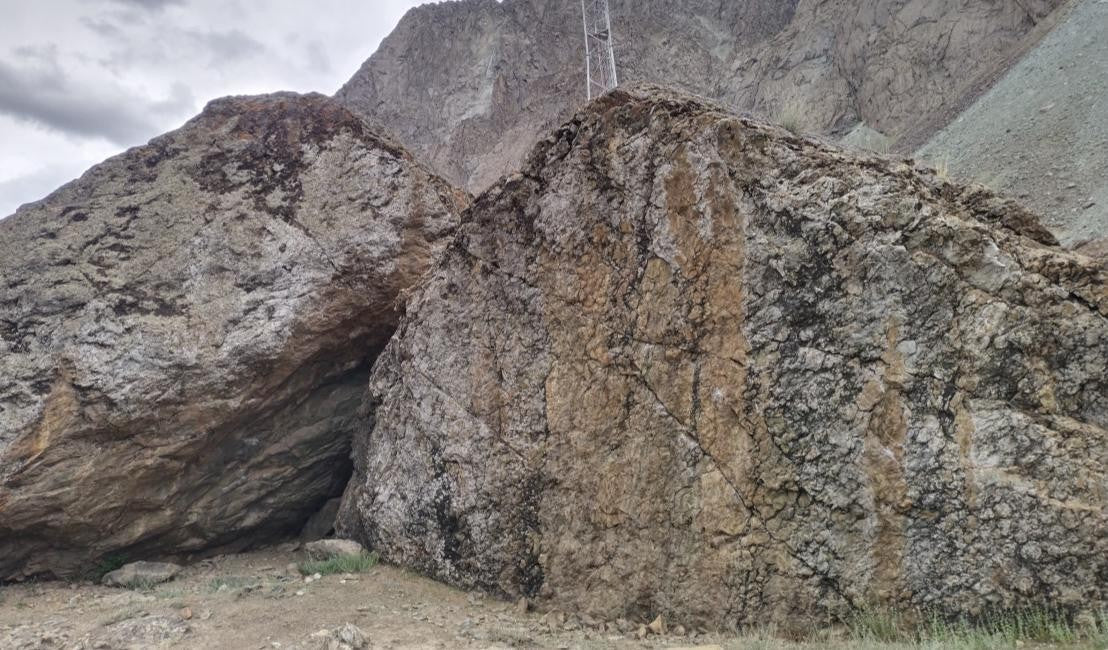 undefined Boulder  in Suru Valley — photograph from the original guidebook