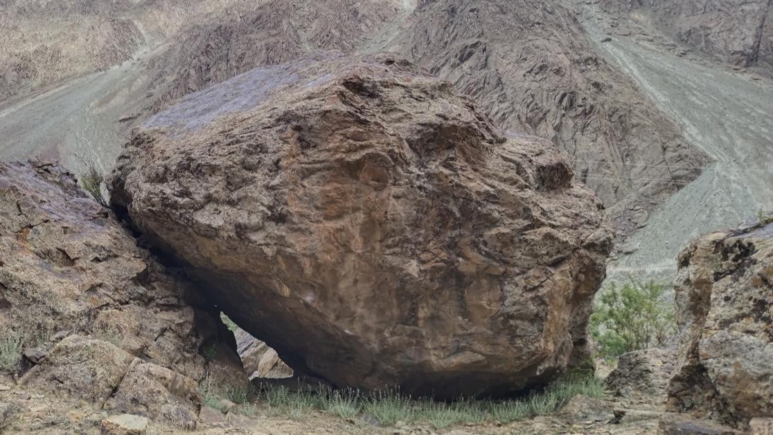 undefined Boulder  in Suru Valley — photograph from the original guidebook