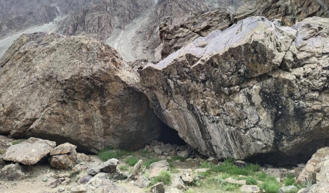 undefined Boulder  in Suru Valley — photograph from the original guidebook