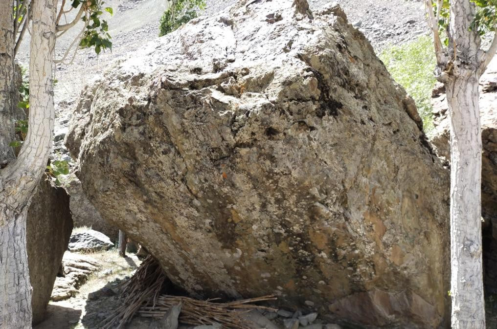 undefined Boulder  in Suru Valley — photograph from the original guidebook