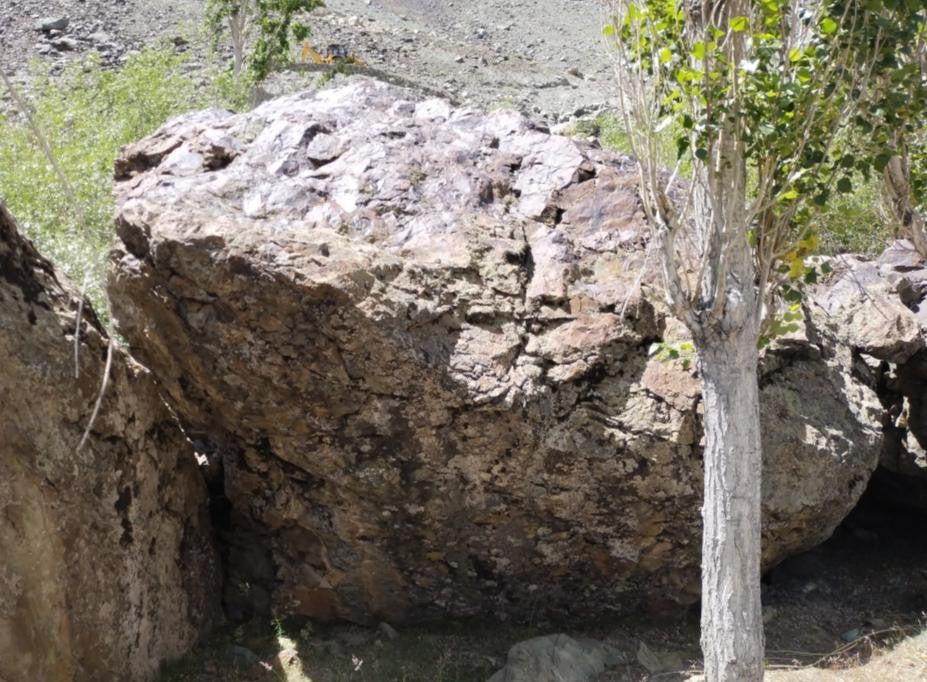 undefined Boulder  in Suru Valley — photograph from the original guidebook