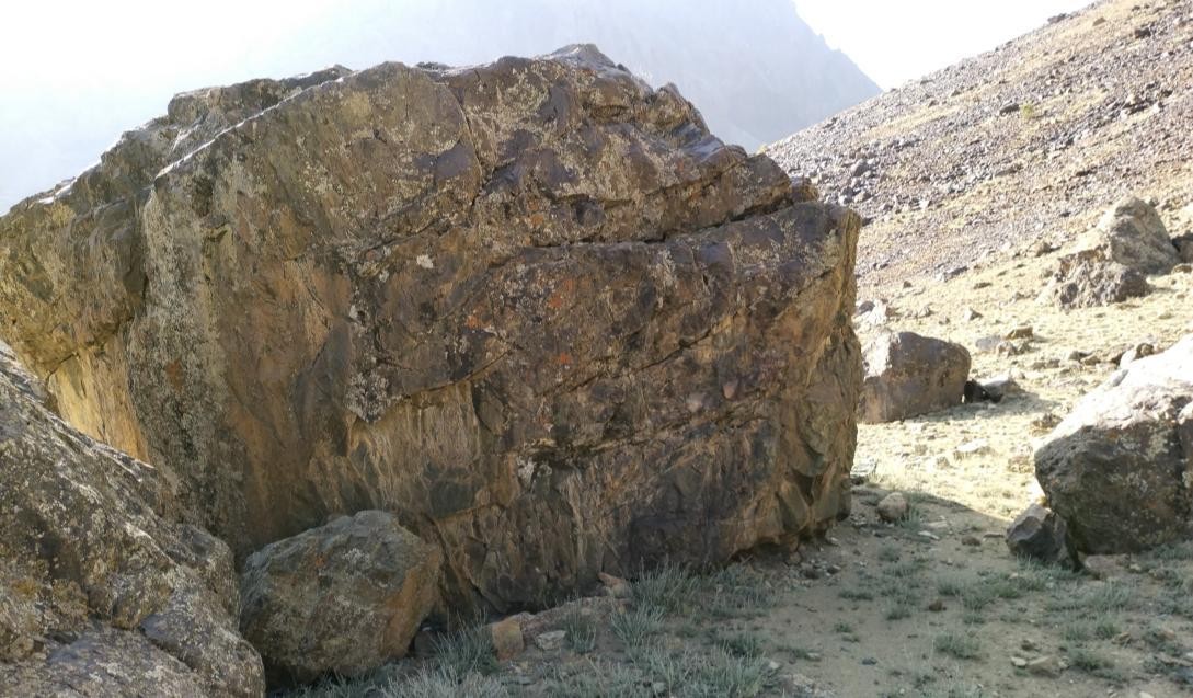 undefined Boulder  in Suru Valley — photograph from the original guidebook