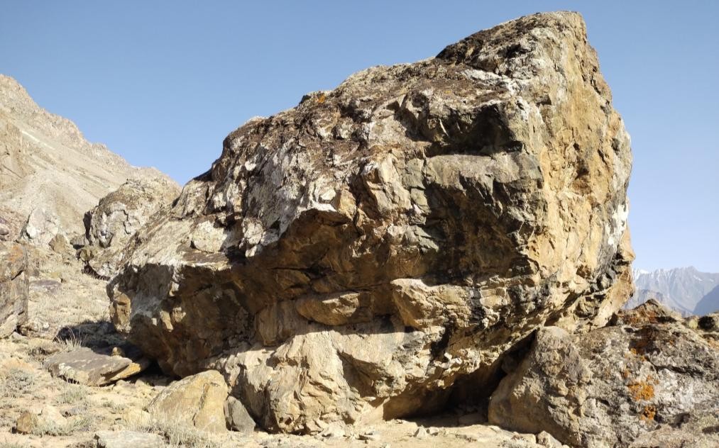 undefined Boulder  in Suru Valley — photograph from the original guidebook