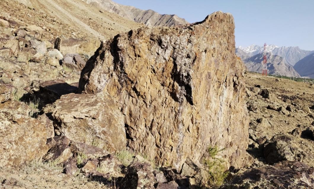 undefined Boulder  in Suru Valley — photograph from the original guidebook
