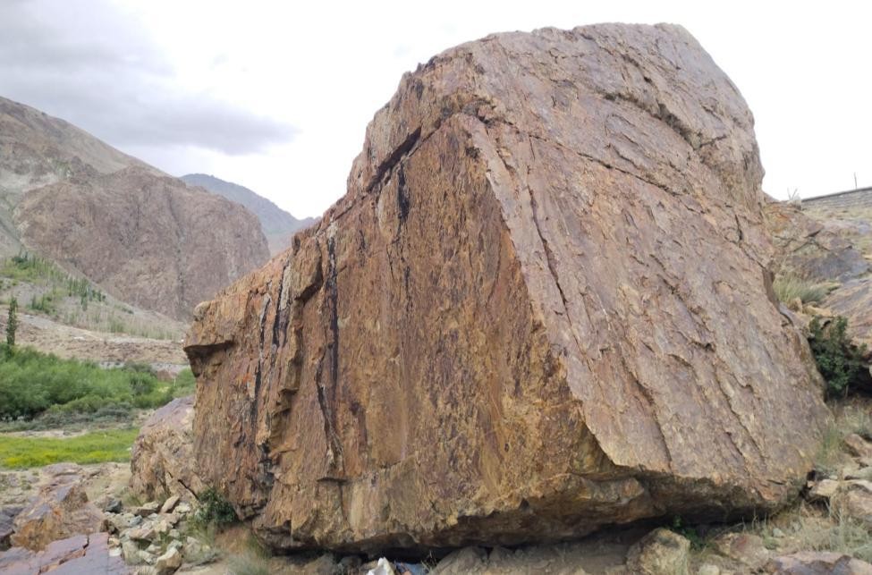 undefined Boulder  in Suru Valley — photograph from the original guidebook
