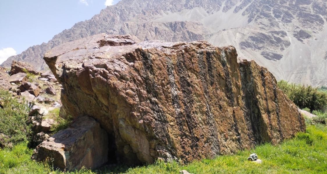 undefined Boulder  in Suru Valley — photograph from the original guidebook
