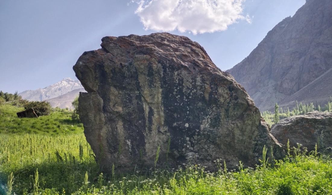 undefined Boulder  in Suru Valley — photograph from the original guidebook