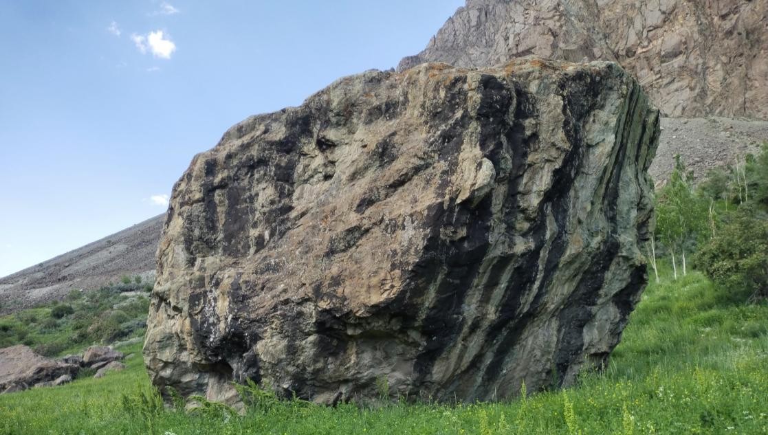 undefined Boulder  in Suru Valley — photograph from the original guidebook