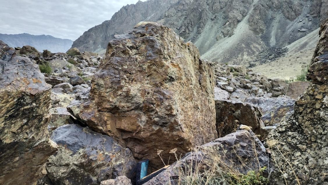 undefined Boulder  in Suru Valley — photograph from the original guidebook