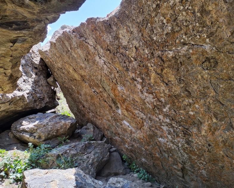 undefined Boulder  in Suru Valley — photograph from the original guidebook