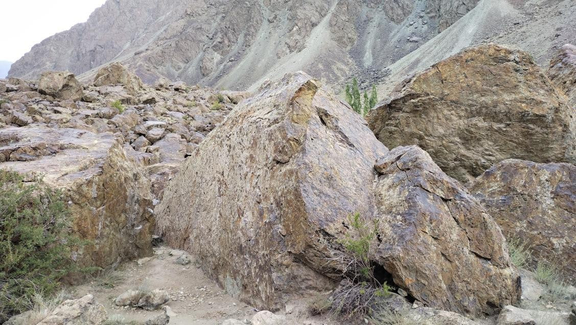 undefined Boulder  in Suru Valley — photograph from the original guidebook