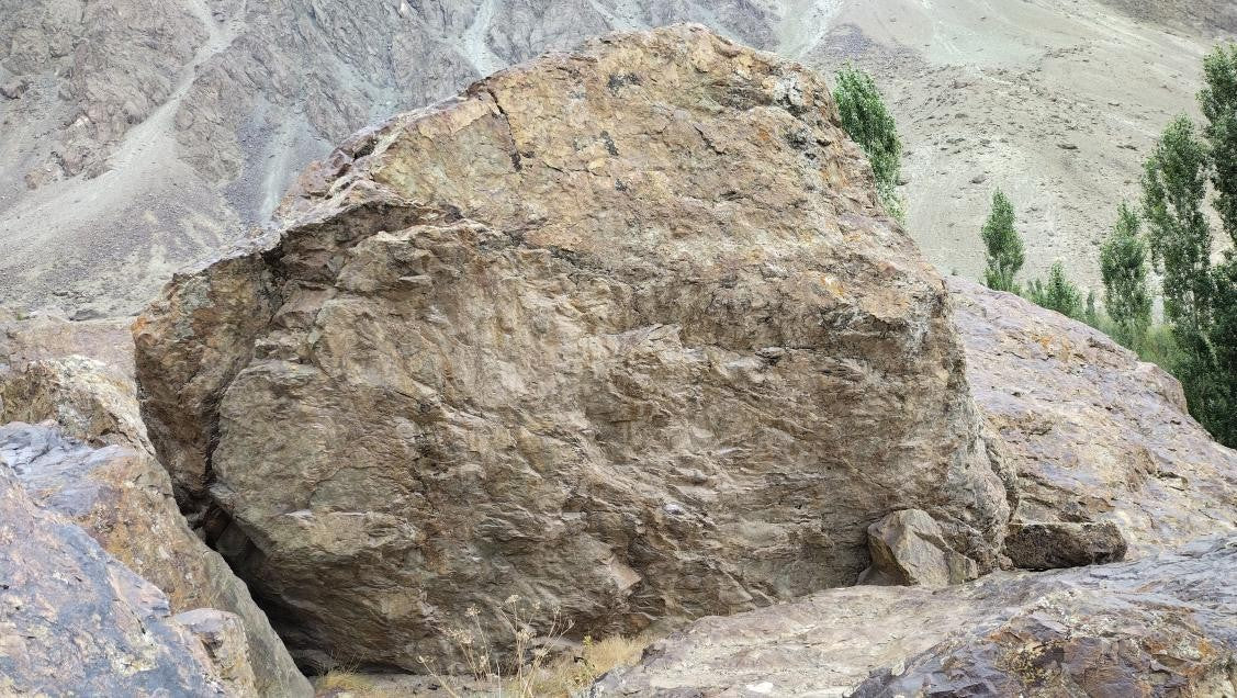undefined Boulder  in Suru Valley — photograph from the original guidebook