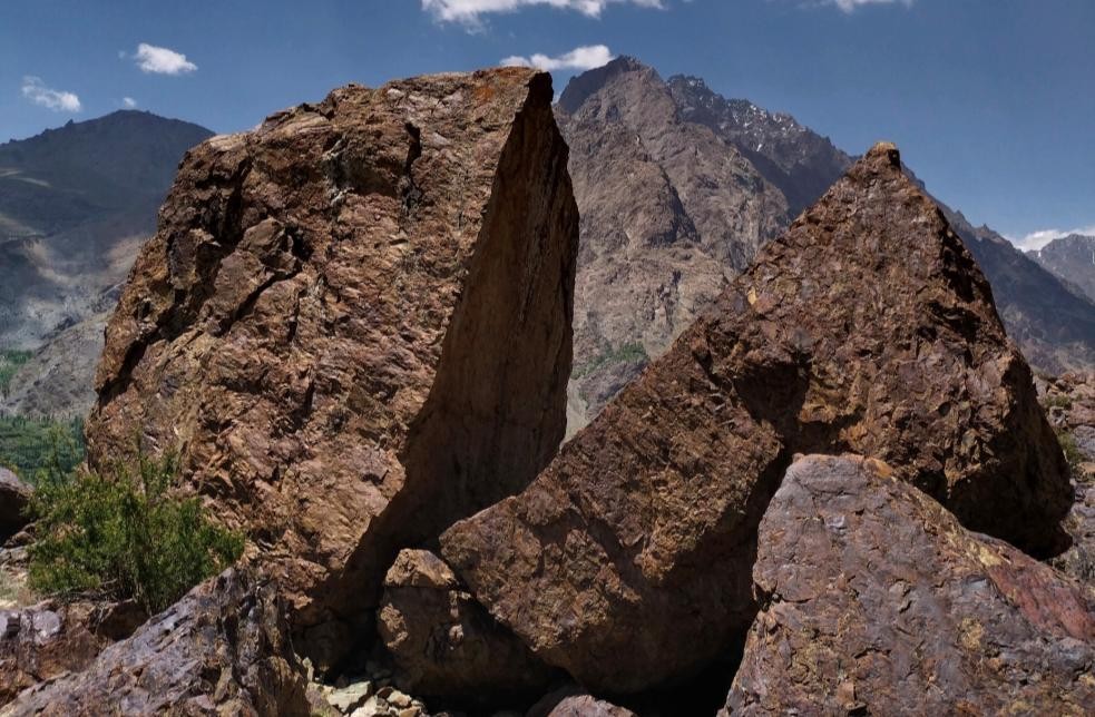 undefined Boulder  in Suru Valley — photograph from the original guidebook