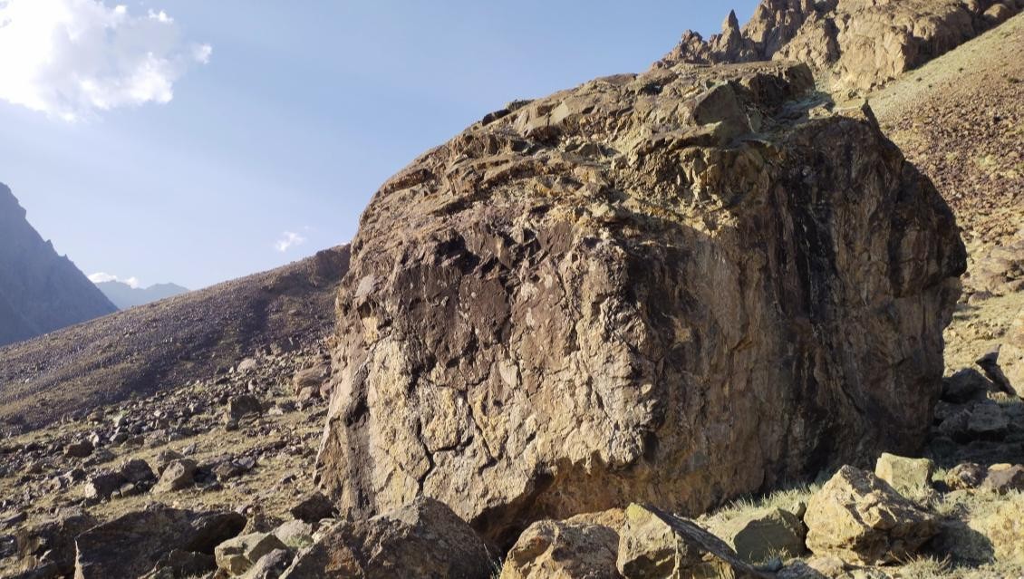 undefined Boulder  in Suru Valley — photograph from the original guidebook