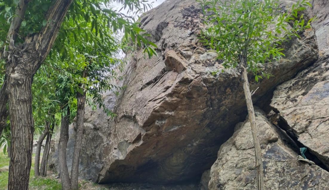 undefined Boulder  in Suru Valley — photograph from the original guidebook